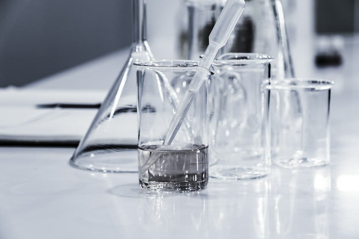 Laboratory glassware with beakers and a pipette